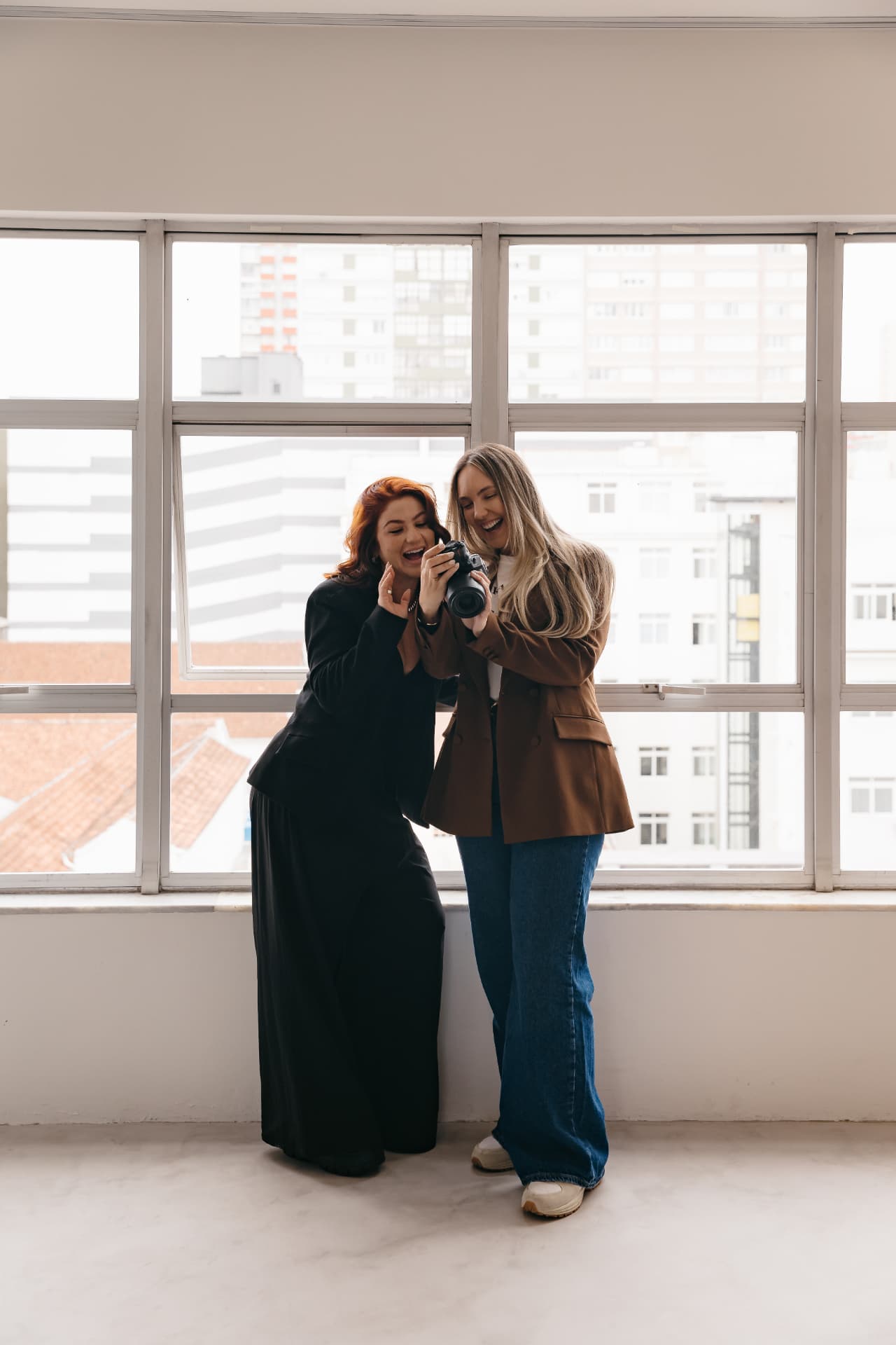 Lisi Viezzer com uma mentorada no estúdio, olhando a câmera juntas
